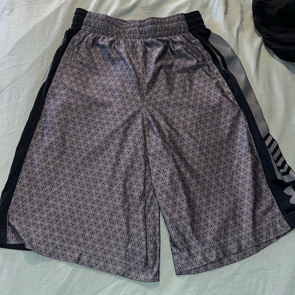 Men’s gray and black patterned underarmor basketball shorts